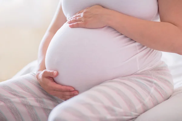 Zwangere vrouw met haar bump — Stockfoto