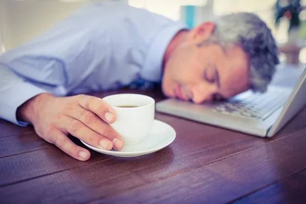 Бізнесмен спить на портативному комп'ютері — стокове фото