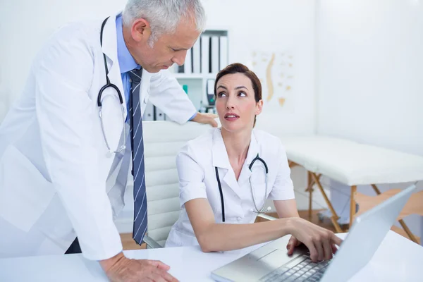 Colegas médicos concentrados discutiendo — Foto de Stock