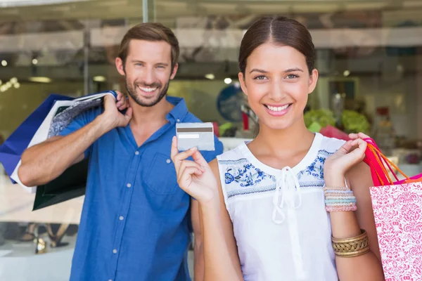 Casal feliz depois de fazer compras — Fotografia de Stock