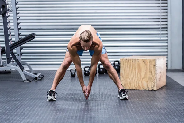Muskulös man gör kroppen stretching — Stockfoto