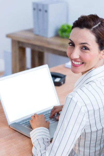 Portret van een Glimlachende zakenvrouw met behulp van laptop — Stockfoto