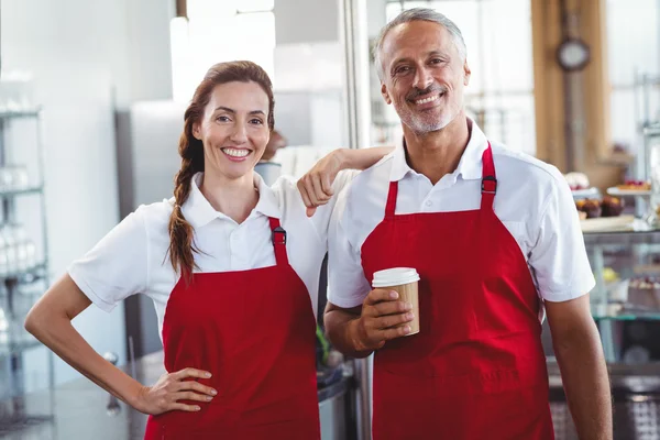 Dos baristas sonriendo a la cámara — Foto de Stock