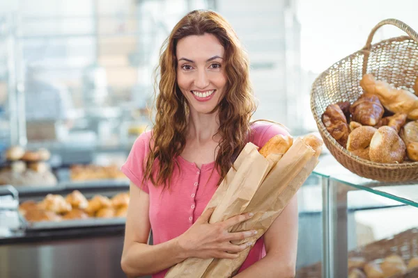 Joven morena con baguettes —  Fotos de Stock