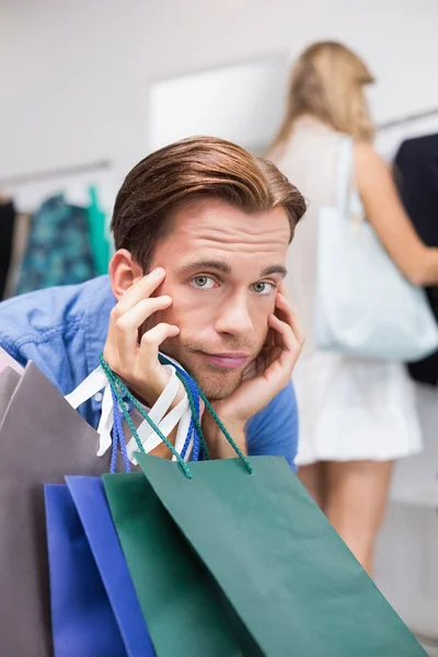 Un hombre aburrido con las manos bajo la barbilla — Foto de Stock