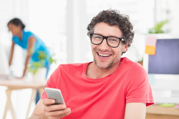 Uomo in posa davanti al suo collega — Foto Stock