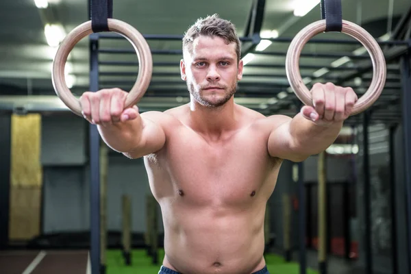 Portrait of muscular man doing ring gymnastics — Stock Photo, Image