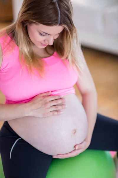 Těhotná žena na cvičení míč — Stock fotografie