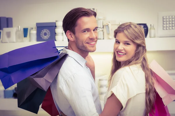 Casal feliz sorrindo em um perfurmery — Fotografia de Stock