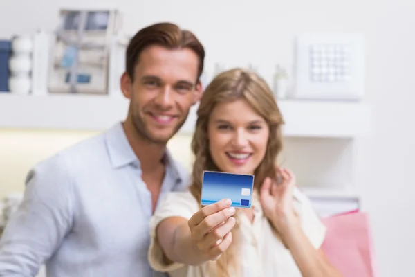 Retrato de um casal feliz mostrando seu novo cartão de crédito — Fotografia de Stock