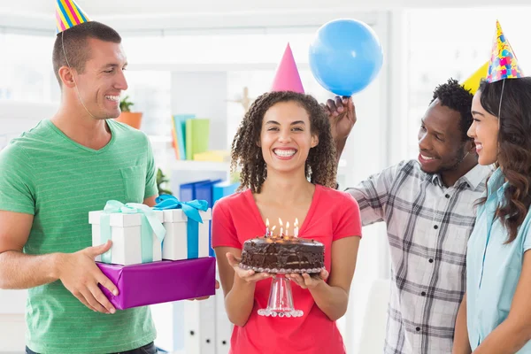 Equipe de negócios casual comemorando um aniversário — Fotografia de Stock