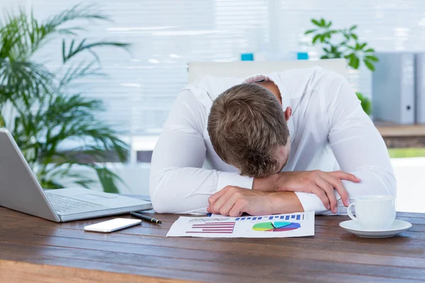 机の上に寝ている疲れのビジネスマン — ストック写真