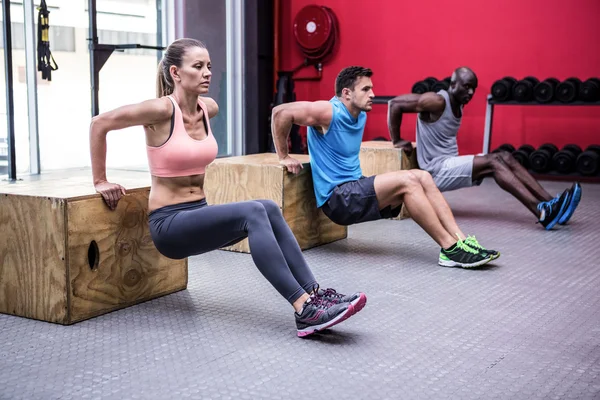 Trois jeunes bodybuilders faisant des exercices — Photo