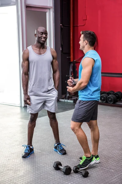 Jonge bodybuilder met elkaar praten — Stockfoto
