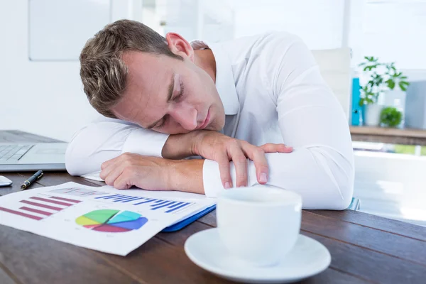 Empresário exausto dormindo na mesa — Fotografia de Stock