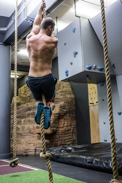 Tył widok muskularny mężczyzna robi liny wspinaczkowe — Zdjęcie stockowe