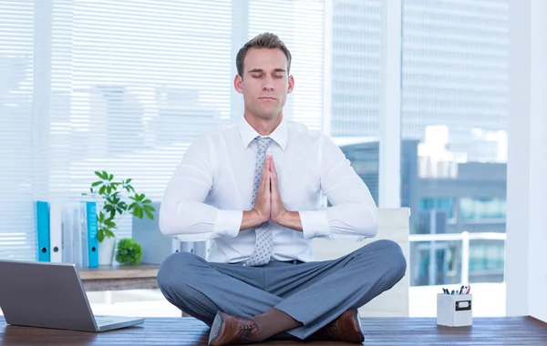 Дзен-бизнесмен занимается медитацией йоги — стоковое фото