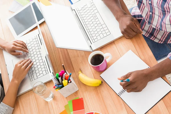 Geschäftsleute arbeiten an Laptops — Stockfoto