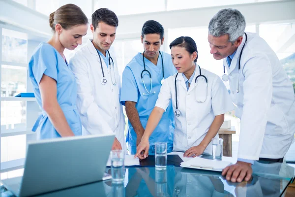 Médicos e enfermeiros discutindo juntos — Fotografia de Stock