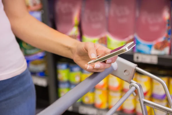 Nahaufnahme einer Frau mit ihrem Smartphone — Stockfoto