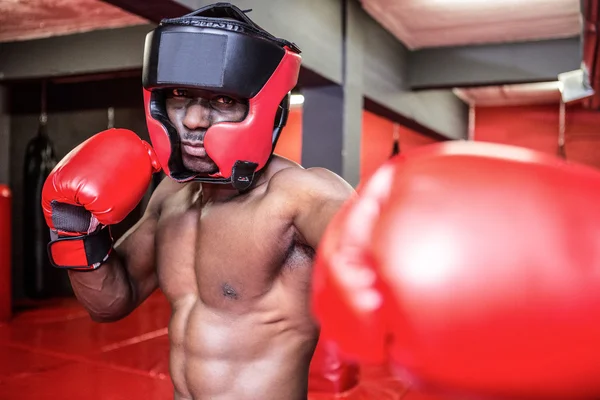 Jeune bodybuilder regardant sérieux dans la caméra — Photo