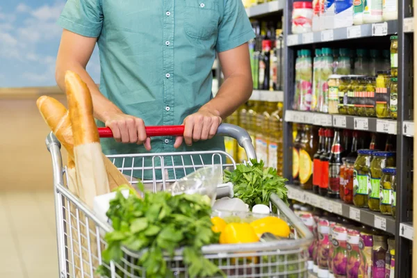 Man köpa produkter med sin vagn — Stockfoto