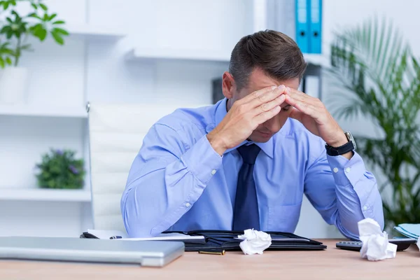 Obchodník, silné bolesti hlavy, sedí v kanceláři — Stock fotografie