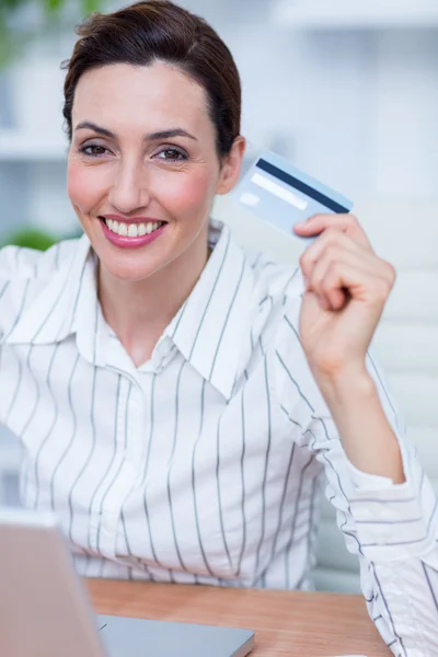 Bonita mulher de negócios morena usando seu cartão de crédito — Fotografia de Stock