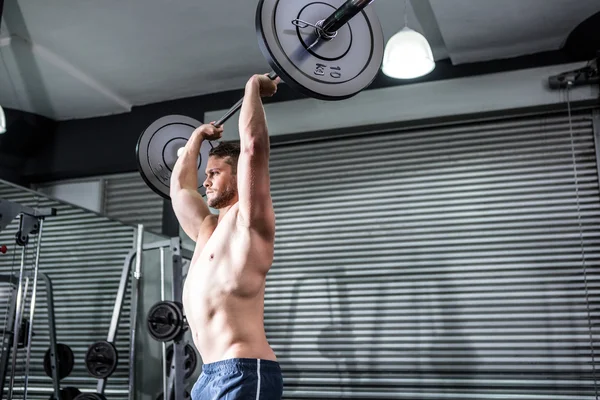 Svalnatý muž zrušení barbell — Stock fotografie