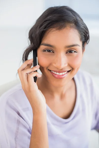 Випадкова бізнес-леді розмовляє по телефону посміхаючись на камеру — стокове фото