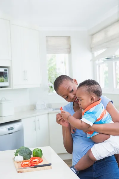 Usmívající se mamince s jeho babyboy — Stock fotografie