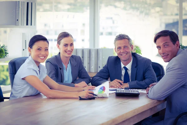 Business folk tittar på kameran under möte — Stockfoto