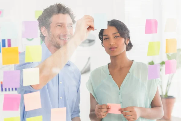 Zakelijke team op zoek post verbaasd zijn op de muur — Stockfoto