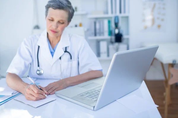 Médico feminino escrevendo no papel — Fotografia de Stock