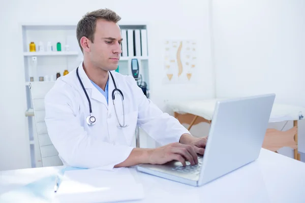 Médecin concentré travaillant avec un ordinateur portable — Photo