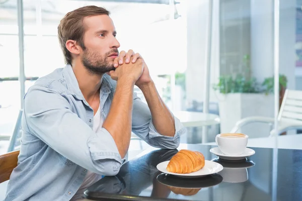 Thoughtful man looking in distance — Stock Photo, Image