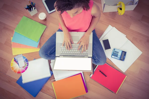 Pengusaha wanita kreatif muda yang bekerja pada laptop — Stok Foto