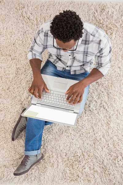 Giovane uomo d'affari digitando sul computer portatile — Foto Stock