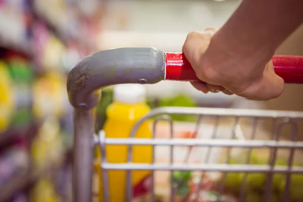 Mujer comprar productos con su carro —  Fotos de Stock