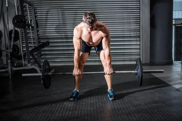 Svalnatý muž zrušení barbell — Stock fotografie