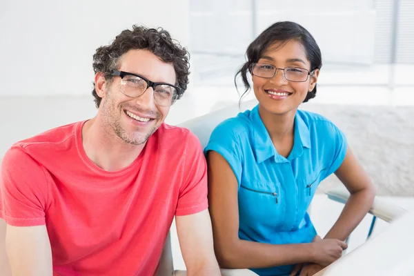 Equipe de negócios casual trabalhando juntos na mesa — Fotografia de Stock