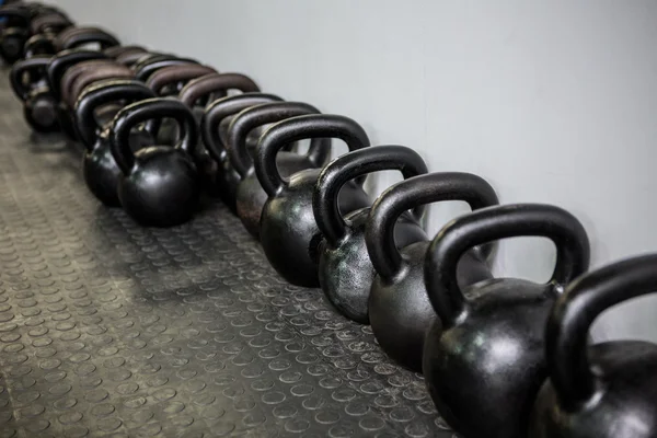 Kettlebells in een rij in de sportschool — Stockfoto