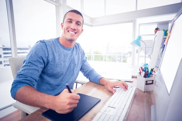 Joven empresario creativo dibujando en tableta gráfica — Foto de Stock