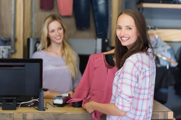 Mooie brunette doen winkelen en glimlachen op camera — Stockfoto