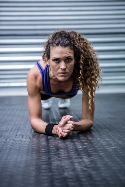 Portrait of muscular woman doing push-ups — Stock Photo, Image