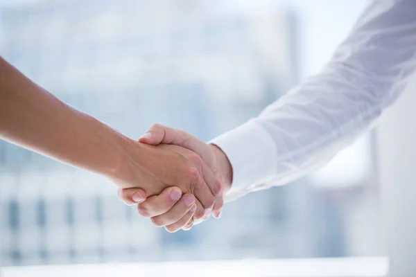 Vista de perto de dois empresários apertando as mãos — Fotografia de Stock