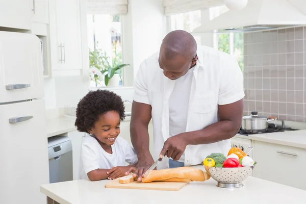 Malý chlapec, vaření s otcem — Stock fotografie