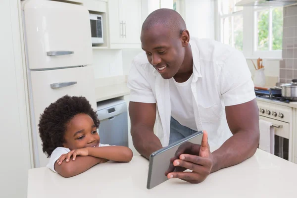 Pai e filho usando tablet digital — Fotografia de Stock