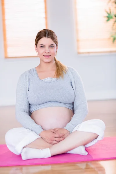 Zwangere vrouw kijken camera — Stockfoto