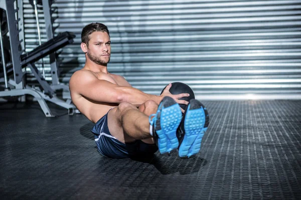 Hombre musculoso haciendo ejercicio con balón de medicina — Foto de Stock